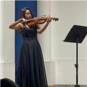 Maestra de violín para estudiantes de nivel principiante